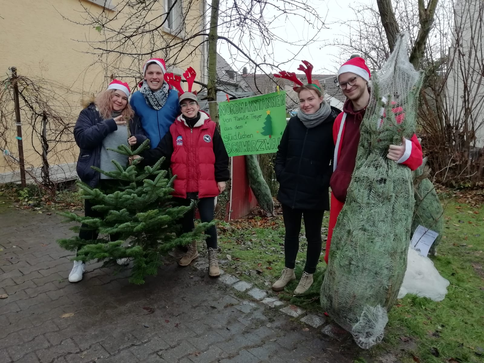 Unsere Mitarbeiter:innen beim gelungenen Weihnachtsbaumverkauf 2019.